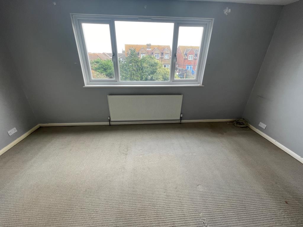 Lot: 107 - LINK-DETACHED THREE-BEDROOM HOUSE FOR REDECORATION - Bedroom